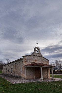 Bulutlu ve dramatik gökyüzü, soluk benizli İspanya 'nın fırtınalı bir günde İspanyol inziva yeri.