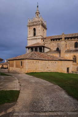 Eski gotik stil katolik kilise manzarası dramatik bir gökyüzü