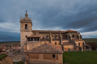 Eski gotik stil katolik kilise manzarası dramatik bir gökyüzü