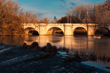 Ashlar Stone ortaçağ köprüsü, Puente belediye başkanı, sonbaharda Rio leşini geçiyor. Palencia, İspanya.