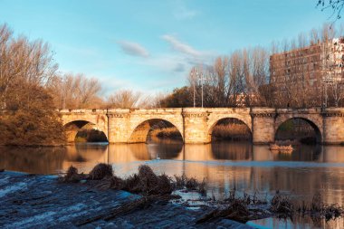 Ashlar Stone ortaçağ köprüsü, Puente belediye başkanı, sonbaharda Rio leşini geçiyor. Palencia, İspanya.