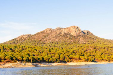 Sonbaharda gün batımında Madrid 'deki San Juan barajında sakin, sakin ve sessiz bir yer. Madrid, İspanya