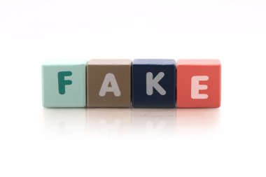 Her birinde bir harf olan küplere sahte yazılar yazıldı.