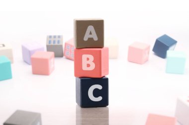 ABC harfleri üzerinde duran küçük tahta bloklar.