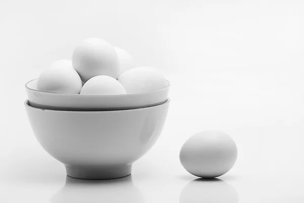 Taza de café y huevos sobre un fondo blanco. blanco sobre blanco estilo — Foto de Stock