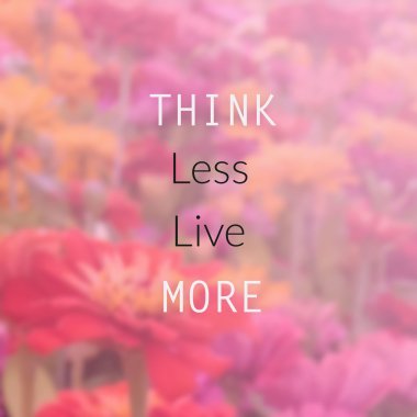 Bulanık çiçek zemin üzerine ilham alıntı