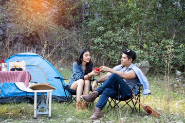 Yağmur Ormanında Dürbünlü ve Teleskoplu Kadın. Seyahat kavramı.