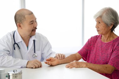 Hastanedeki yaşlı hasta ve doktor.