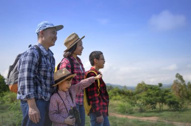 Kırsalda yürüyen bir grup insan.
