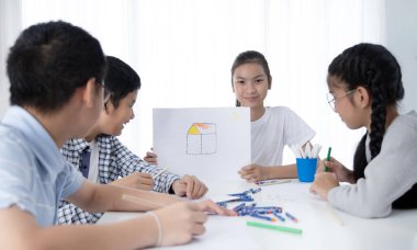 resmi sınıf arkadaşlarıyla tartışarak İlköğretim Okulu öğrencisi