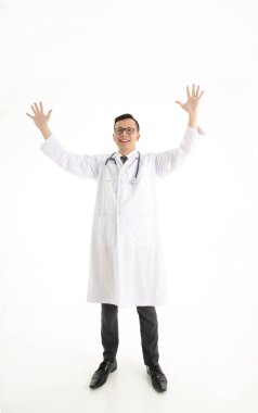 Beyaz önlüklü Asyalı erkek doktor portresi beyaz arka planda duruyor.