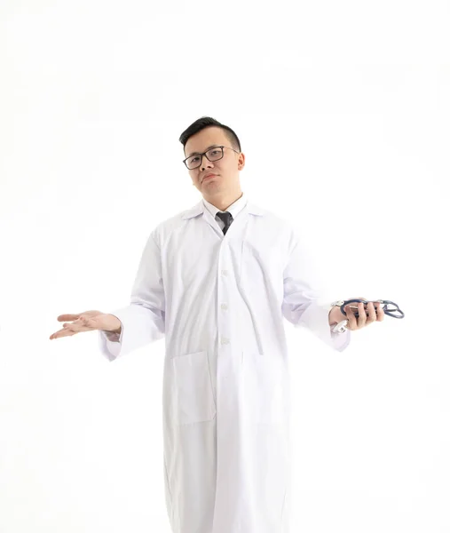 Portrét Mladého Asijského Lékaře Nešťastnou Tváří Izolované Bílém Pozadí — Stock fotografie