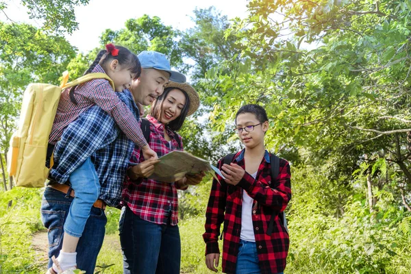 Asiatiska Familjeresenären Tittar Kartan Och Planerar Att Vandra Nationalparken — Stockfoto