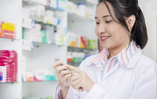 Retrato Felices Farmacéuticos Amigables Que Trabajan Granja Moderna — Foto de Stock