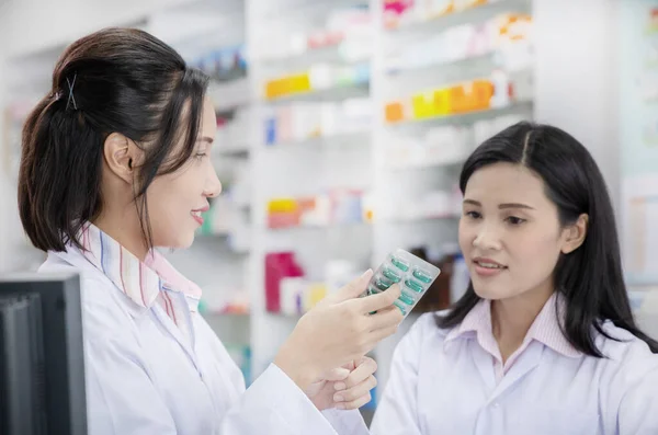 Retrato Dos Farmacéuticos Felices Trabajando Una Granja Moderna — Foto de Stock