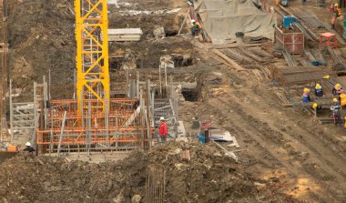 İnşaat işçilerinin hava görüntüsü.