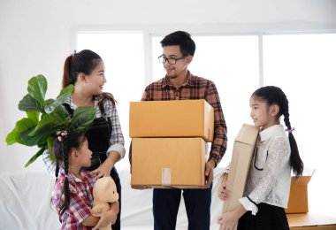  Mutlu Asyalı Aile Taşınma Günü 'nde Yeni Eve Kutular Taşıyor