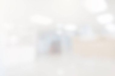 Asyalı Kadın Eczacı Kamera Aranıyor ve eczanedeki eli ile imzayı gösteriyor.