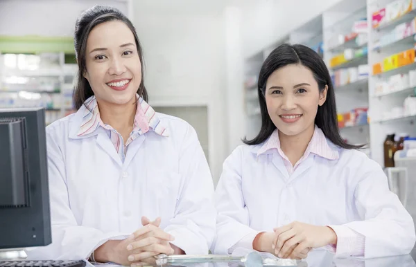 Dos Farmacéuticas Pie Sonriendo Farmacia — Foto de Stock