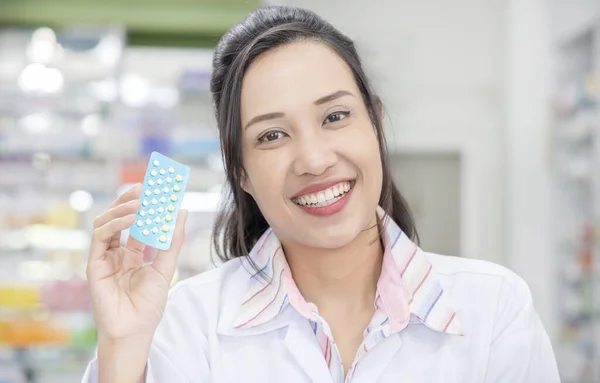 Farmacéutica Asiática Muestran Paquete Tira Droga Con Mano Farmacia — Foto de Stock