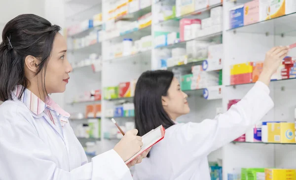 Dos Asiático Farmacéutico Químico Mujeres Trabajo Farmacia Farmacia — Foto de Stock