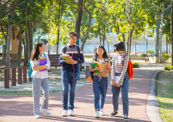 Grupo Asiático Estudiante Caminando Hablando Juntos Parque Después Escuela —  Fotos de Stock