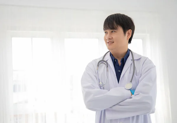 Azji Samiec Lekarz Stetoskopem Stojący Tle Szpitala — Zdjęcie stockowe