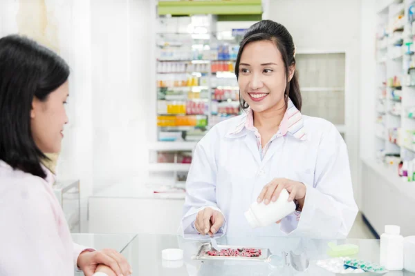 Azjatka Pewna Siebie Farmaceutka Wyglądająca Aparatem Fotograficznym Pokazująca Znak Okay — Zdjęcie stockowe