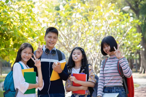 Groep Gelukkige Tieners Hebben Plezier Het Park School Onderwijs Concept — Stockfoto