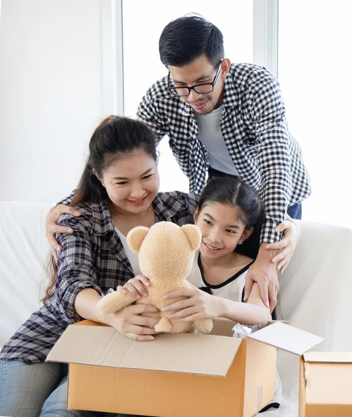 Happy Asian Family Przenoszenie Pudełek Nowego Domu Przeprowadzka Koncepcja Zdjęcie Stockowe