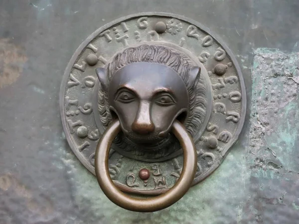 Lion door knocker — Stock Photo, Image