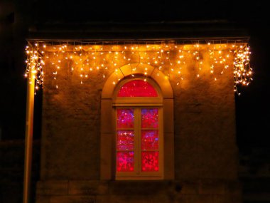 Dekoratif pencere kırmızı rengi