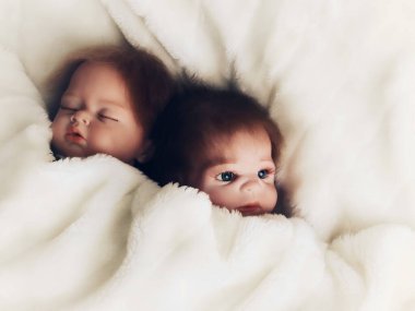 İkiz bebekler uyuyor.