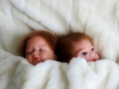 İkiz bebekler uyuyor.