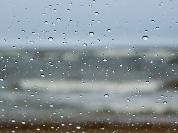 Regentropfen auf Fenster und Wellen — Stockfoto