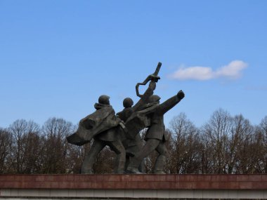 Zafer Anıtı heykelleri