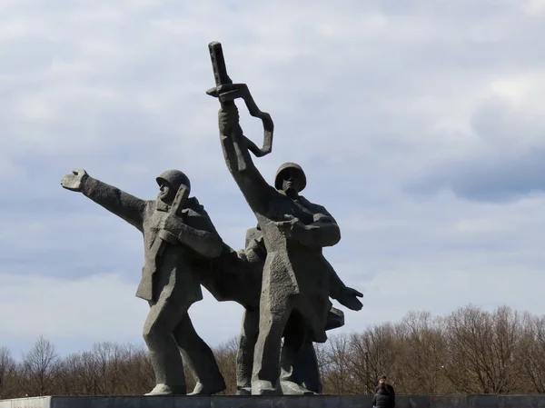 Zafer Anıtı heykelleri