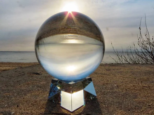 Хрустальный мяч на пляже — стоковое фото