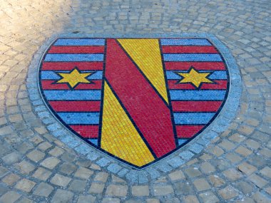  Vitchen kasabası arması kaldırımlı caddede mozaik gibi. Vitchen, Lüksemburg - 3 Mart 2021
