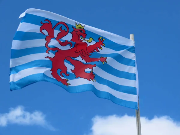 Red Lion 是卢森堡的国旗和旗帜 有白色和蓝色条纹 红狮有黄色的舌头 爪子和皇冠 在晴朗的夏日乘风飞行 — 图库照片