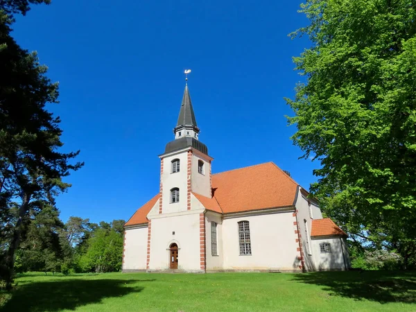 Liepupe chiesa vista laterale — Foto Stock