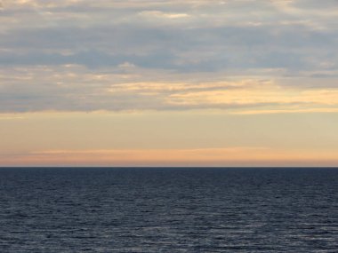 Denizin üzerinde gün batımı