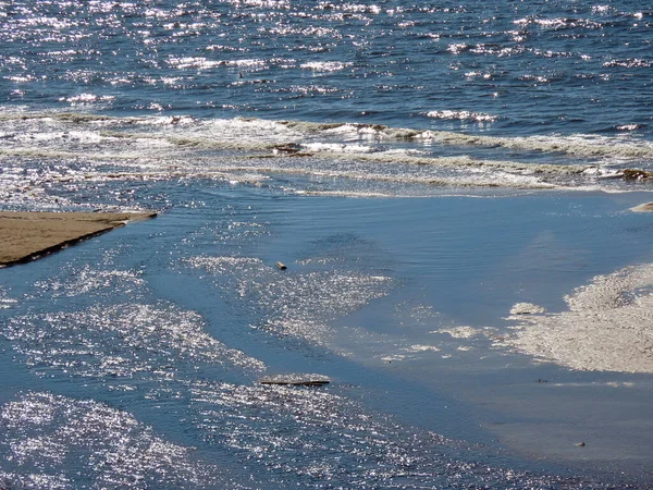Mała rzeka na plaży — Zdjęcie stockowe