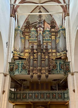 Kubbe Katedrali 'nde org müzik aleti. Riga, Letonya - 21 Ağustos 2025