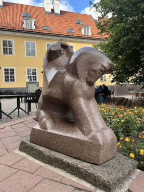 Süslü Heykel Süvarisi ve Atlı Pulvertornis - Letonya Savaş Müzesi 'nin bulunduğu eski bir kasabada toz kulesi. Birinci Dünya Savaşı 'ndaki savaş mezarlığı Bralu Kapi' deki heykelleri anımsatıyor. Riga, Letonya - 21 Ağustos