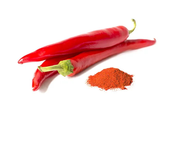Kırmızı biber ve karabiber toz yığını