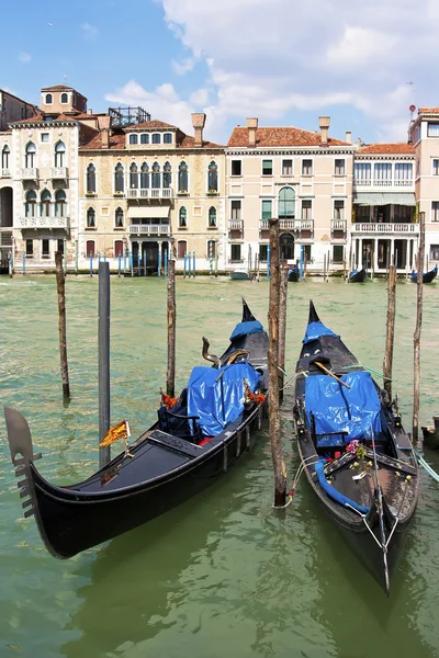 Venedik, İtalya Grand Canal üzerinde iki gondol