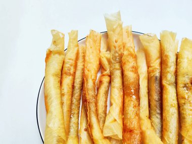 Lezzetli bir Endonezya tatlısı olan Pisang Aroma, çıtır çıtır yumurta kabuğuna sarılmış tatlı muz ve altın kahverengiye kadar kızartılmış. Kıtır kıtır kıtır bir Asya sokak yemeği..