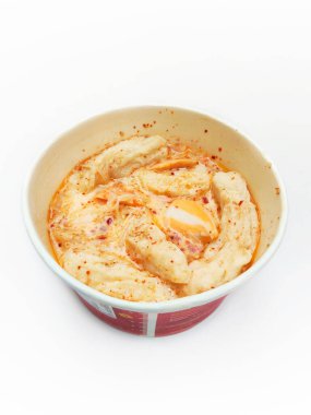 Bir kase Cuanki yakın plan, geleneksel Endonezya sokak yemekleri köfte ve balık köftesi, kremalı, lezzetli ve baharatlı çorba, ahşap bir tahtaya konur..