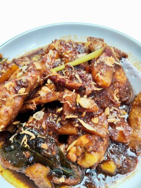 Otantik Endonezya Semuru Ayam Kentang tavuk ve patates güveci, tatlı soya sosu ve baharatlarla yavaş pişirilmiş, üzerine kızarmış arpacık soğanı, lezzetli ve tatlı bir konfor yemeği..